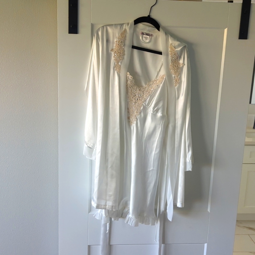 Bridal LINEA DONATELLA  Btidal nightgown and robe size medium